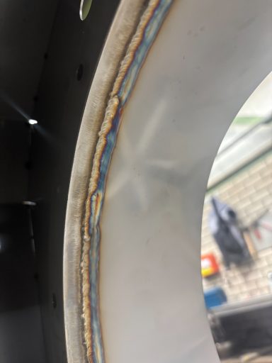 Close-up van een gelaste verbinding met kleurrijke hechting en textuur.